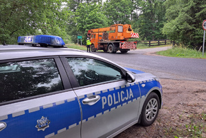 Policjant zatrzymał do kontroli samochód ciężarowy specjany