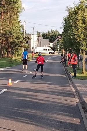 Rolkarze jadą jezdnią podczas wyścigu