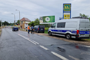 Funkcjonariusze wręczają korowcom ulotki w rejonie przejazdu kolejowego