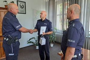 Komendant gratuluje policjantowi jubileuszu