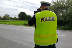 Policjant mierzy prędkość pojazdów