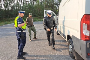 Mundurowi kontrolują kierowcę busa