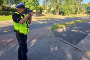 Policjant mierzy prędkość nadjeżdżającego pojazdu