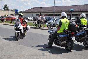 Mundurowi zabezpieczają drogę podczas wyścigu