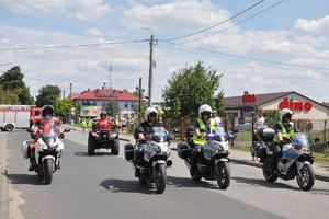 Policyjni motocykliści drogówki oraz ratownicy medyczni zabezpieczają czoło wyścigu