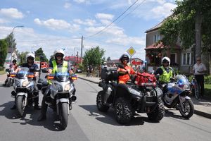 Mundurowi jadą na motocyklach, ratownik medyczny na kładzie