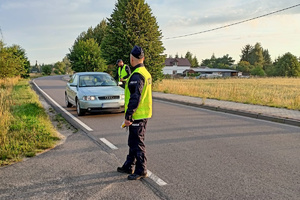 Policjanci kontrolują trzeźwość kierowcy audi