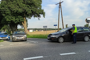 Policjanci w rejonie skrzyżowania kontrolują kierowców pod kątem trzeźwości