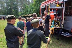 Strażak prezentuje wóz strażacki harcerzom