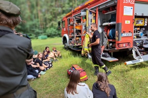 Strażak prowadzi pogadankę z dziećmi