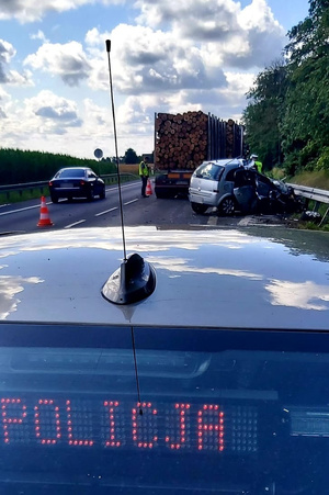 Policjanci wykonują czynności na miejcu zdarzenia drogowego