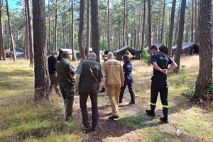 Mundurowi wchodzą na teren obozowiska