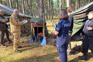 Strażak kontroluje termin ważności gaśnicy