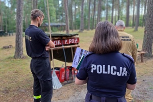 Mundurowi sprawdzają ilość punktów przeciwpożarowych na terenie całego obozowiska