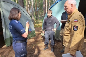 Policjantka wręcza ulotki i plakaty dotyczące akcji „Kręci mnie bezpieczeństwo… nad wodą&quot;