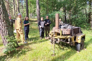 Mundurowi kontrolują zabezpieczenie kuchni polowej