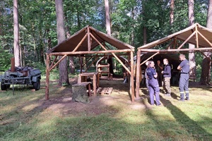 Mundurowi sprawdzają ilość posiadanych w kuchni butli gazowych