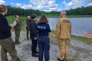 Funkcjonariusze sprawdzają punkt czerpania wody na terenie pobytu harcerzy