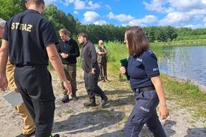 Mundurowi sprawdzają punkt kąpieli dla harcerzy