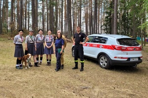 Pamiątkowe zdjęcie po kontroli w obozowisku żeńskim w Rybnie