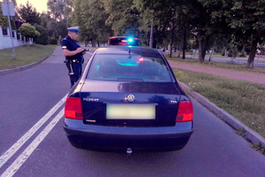 Policjant kontroluje kierowcę vw passata