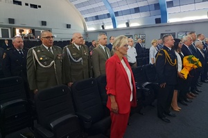 Goście na widowni odśpiewują Hymn Polski