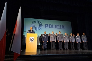 Komendant Powiatowy Policji w Świeciu wita zaproszonych gości