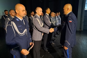 Komendant Powiatowy Policji w Świeciu gratuluje awansu oficerowi