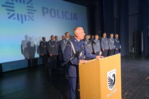 Insp. Marcin Woźniak dziękuje policjantom za pełnioną służbę i gratuluje awansów