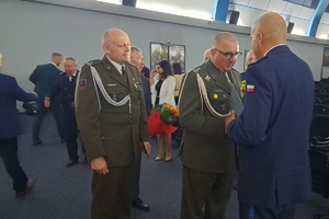 Komendant Powiatowy Policji w  Świeciu przyjmuje gratulacje od przedstawicieli wojska