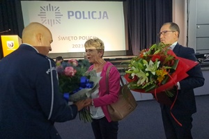 Wójt Gminy Lniano składa kwiaty na ręce Komendanta, gratulując funkcjonariuszom awansów
