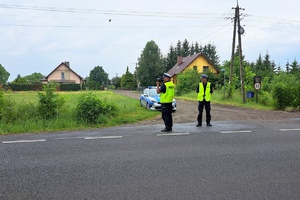 Policjanci mierzą prędkość w związku ze zgłoszeniem