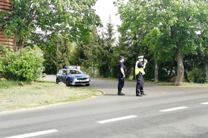 Policjanci mierzą prędkość pojazdów w terenie zabudowań