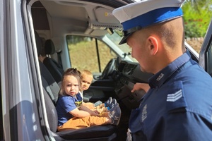 Policjant pokazuje dzieciom wnętrze radiowozu