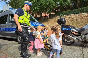 Dzieci poznają przyrządy potrzebne policjantom w codziennej pracy