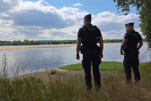 Policjanci sprawdzają, czy w linii brzegowej rzeki nie kąpią się wczasowicze