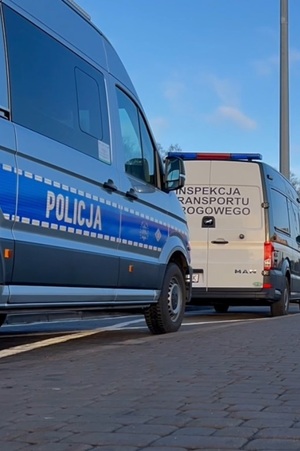 Samochody służbowe policji i ITD w rejonie autostrady