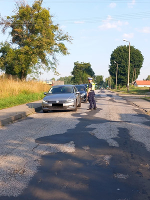 na zdjęciu policjant dokonujący badanie trzeźwości