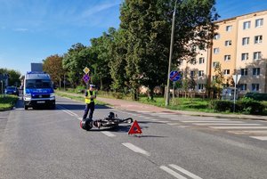 policjantka na miejscu zdarzenia wykonuje oględziny