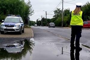 Policjantka obserwuje ruch na drodze