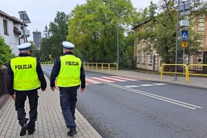 Policjanci patrolują teren przy szkole podstawowej