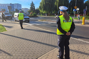 Policjantka obserwuje ruch przy skrzyżowaniu