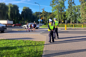 Policjanci ruchu drogowego obserwują kierowców w rejonie przejścia dla pieszych