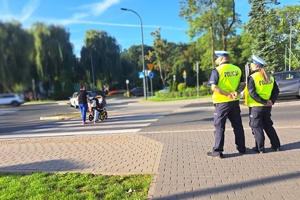 Policjanci sprawdzają zachowanie pieszych i kierowców w rejonie przejścia