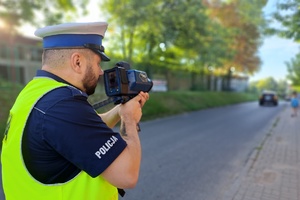 Policjant mierzy prędkość pojazdu