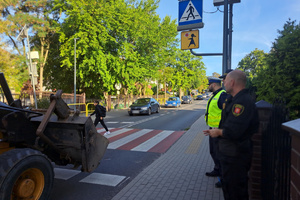 Mundurowi dbają o ład i porządek w rejonie drogi przy szkole podstawowej