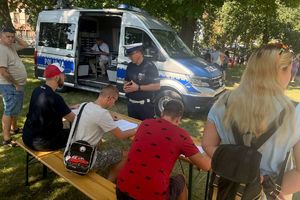 Policjant tłumaczy uczestnikom zasady konkursu