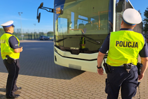 Policjanci sprawdzają działanie wycieraczek szyby czołowej pojazdu