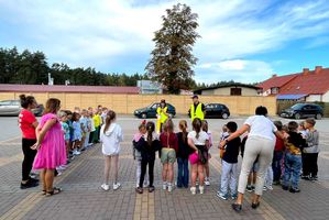 Mundurowi prowadzą lekcję bezpieczeństwa w ruchu drogowym