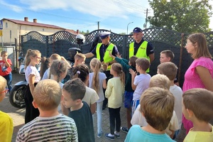 Policjanci omawiają zasady działania odblasków